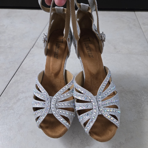 TT Dancewear Shoes - Silver TT Dancewear Ballroom Shoes w/ Quick Release – Size 6 - 2.5" Heel